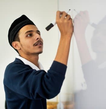 Layanan Tilawah - Mendalami ilmu makhroj dan sifat huruf.